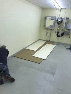 Start der Arbeit im Keller, erste Isolationsplatten werden gelegt (neuer Jugendraum)