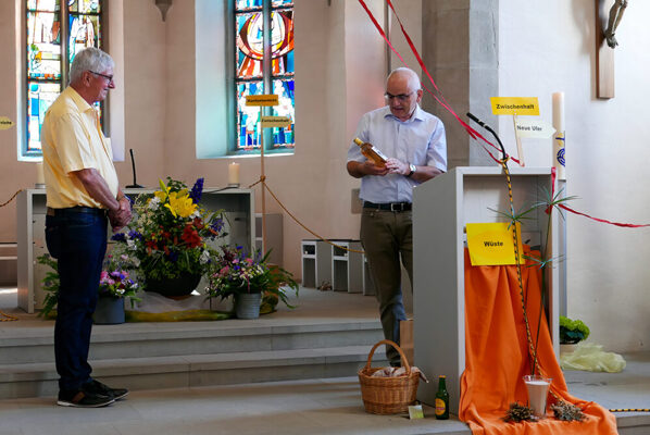 Von den kath. Kirchgemeinden übergibt Urs Gisler ein Abschiedsgeschenk an Kurt Oehninger