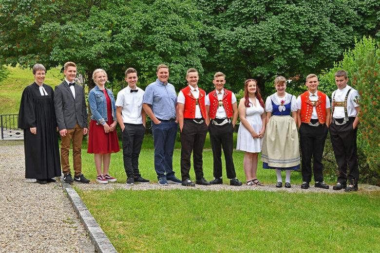 Gruppenfoto aller Konfirmanden vom 20. Juni 2021 in Oberhelfenschwil