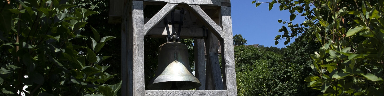 Glocke im Glockenturm (Pärkli vor der paritätischen Kirche Oberhelfenschwil)