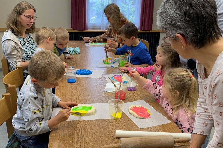 Kinder bemalen ihren Fussabdruck